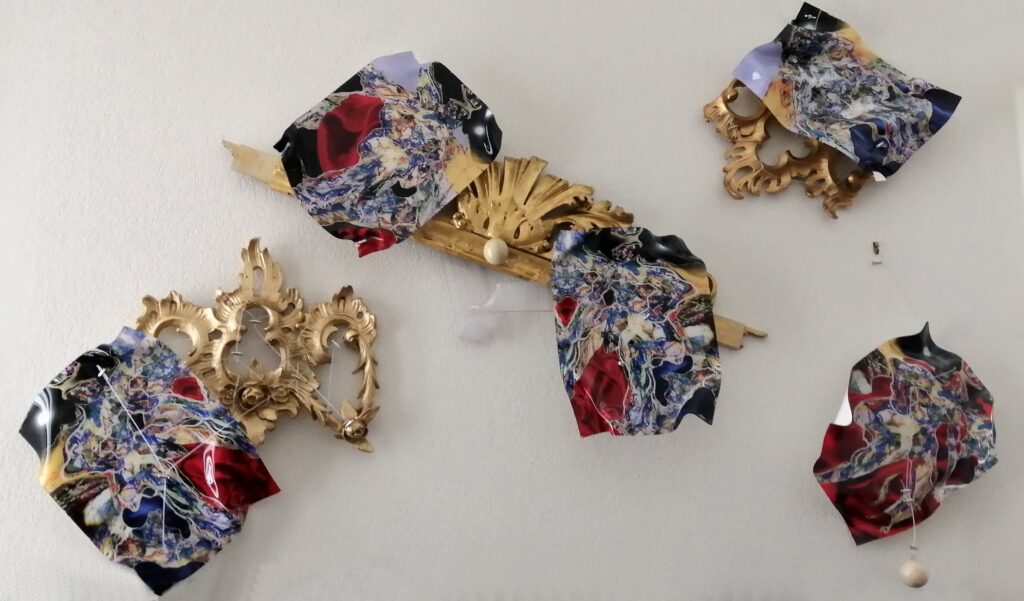 "Ascensione" (settembre 2024) (Digital painting stampata su lastre di plexiglass termodeformato di cm. 30 x 40 assemblati su reperti di cornice dorata fine '800)