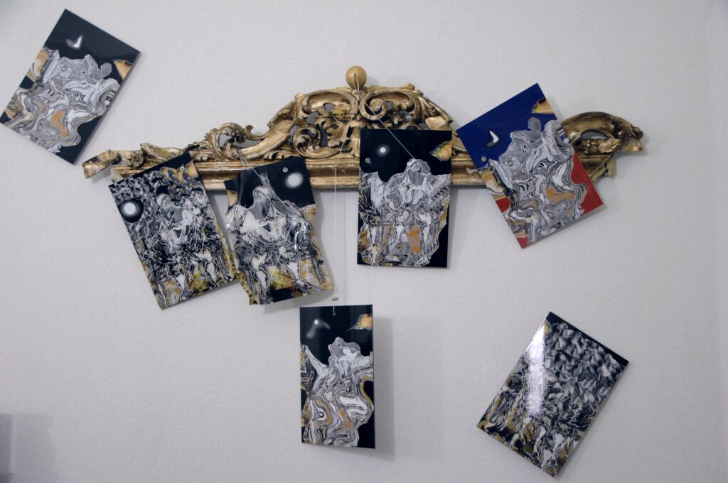 Humanitas Crucis (maggio 2024) (Digital painting stampata su lastre di alluminio di cm 20 x 30 e su lastra di plexiglass termodeformato, assemblati su un reperto di cornice dorata dell' '800.) (Edizione unica)