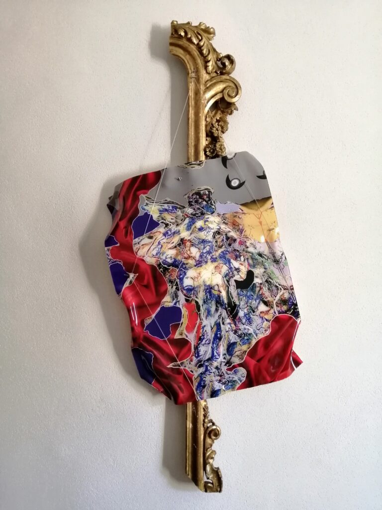 "L'Albero maestro" (novembre 2024) (Digital painting stampata su lastra di plexiglass termodeformato di cm 60 x 80 assemblato su un reperto di cornice dorata fine '800, h cm 160)