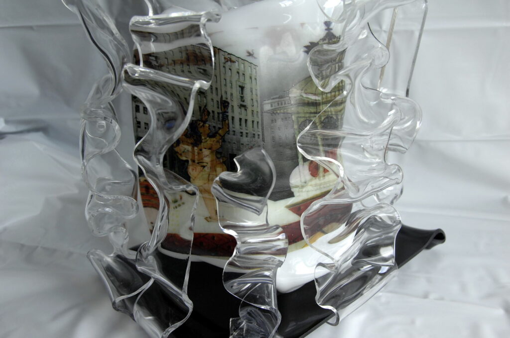 "Nonostante" - 2010 - Stampa diretta su plexiglass accartocciato e assemblato a listelli di plexiglass termodeformati - (cm. 36 x 24 x 43)