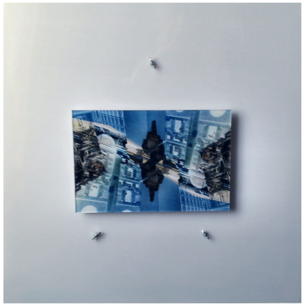 "Manifesti a Milano: Piazza Degli Affari" 2013 Stampa Lighjet Kodak Endura montata sotto plexiglass 25 x 16 (su plexiglass bianco di cm 50 x 50) Edizione unica