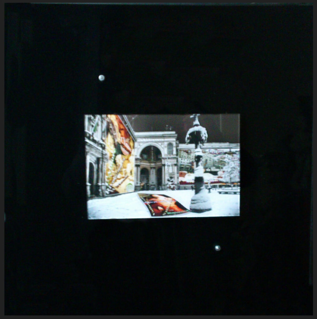 "Manifesti a Milano: Piazza della Scala" 2013 Stampa Lighjet Kodak Endura montata sotto plexiglascm 25 x 16 (su plexiglass nero di cm 50 x 50) Edizione unica