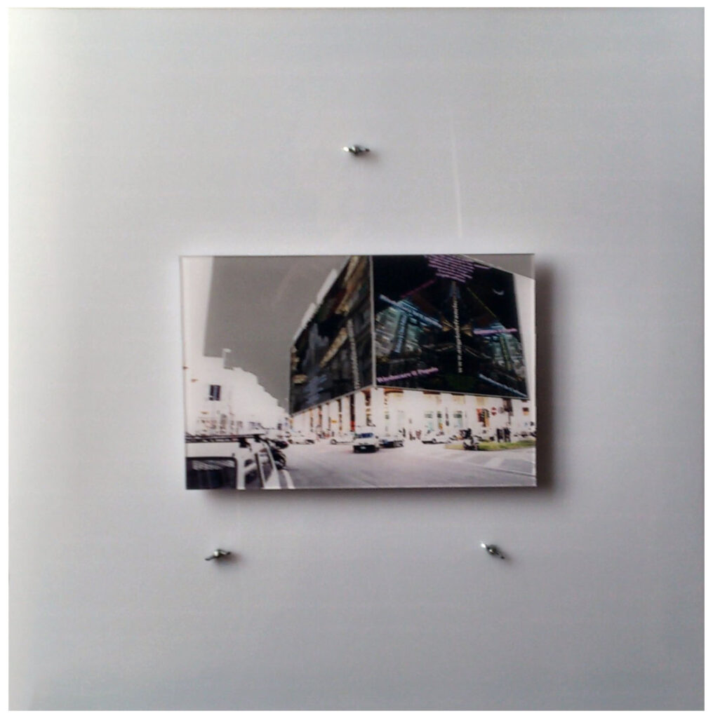 "Manifesti a Milano: Piazza San Babila" 2013 Stampa Lighjet Kodak Endura montata sotto plexiglasscm 25 x 16 (su plexiglass bianco di cm 50 x 50) Edizione unica