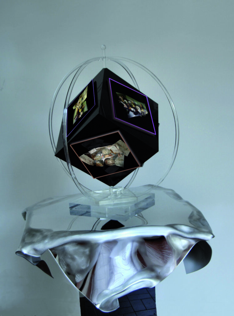 Univero Davinci 2019 Plexiglass nero, stampe fotografiche e plexiglass a specchio termodeformato. cm 80 x 80 x 160