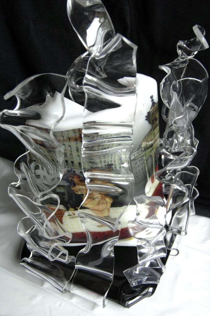 -“Nonostante”- 2010 (cm. 36 x 24 x 43) (Stampa diretta su plexiglass accartocciato e assemblato a listelli di plexiglass termodeformati)