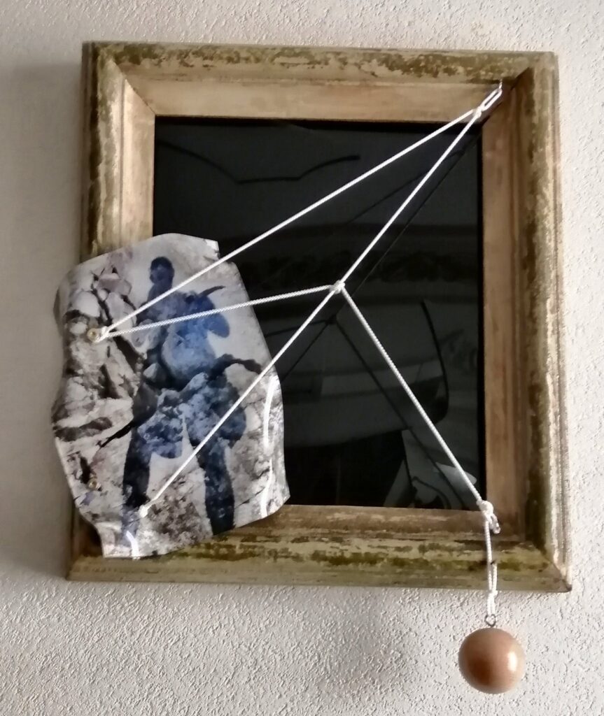 "Sembra più un brigante, invece è la mia ombra sugli scogli del mare" 
(4 novembre 2025)
cm 42 x 48
(stampa topsec di cm 20 x 25 termodeformata assemblata a vecchia cornice scolorita con fondo di plexiglass nero
e funi tiranti)
