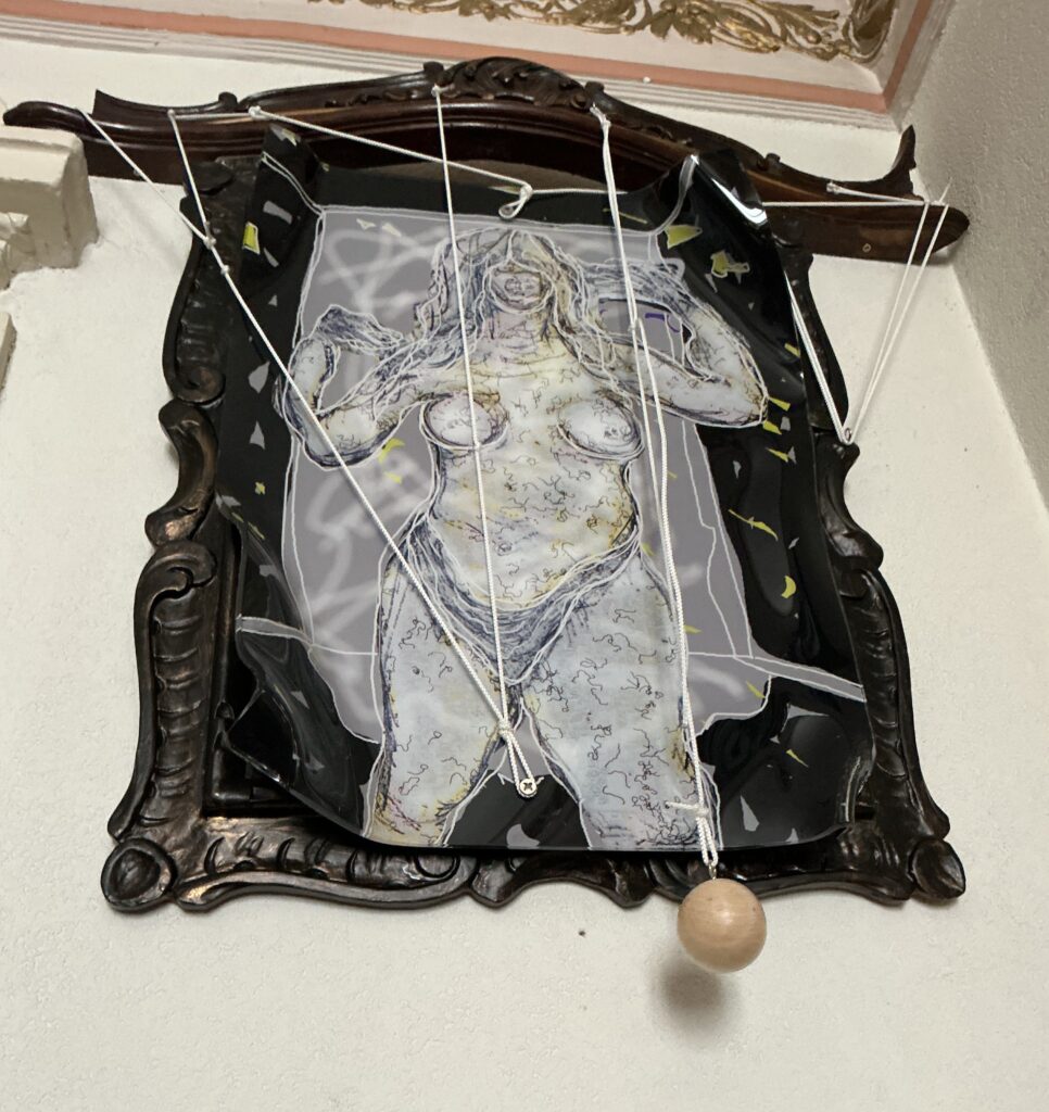 "Solcando i Mari" (2 marzo 2026) Stampa su plexiglass 5 mm, di cm 43 x 58, termodeformata assemblata a vecchia cornice intagliata di cm 53 x 83 agganciata a frammento decorativo ligneo di cm 86 legato con funi marinare