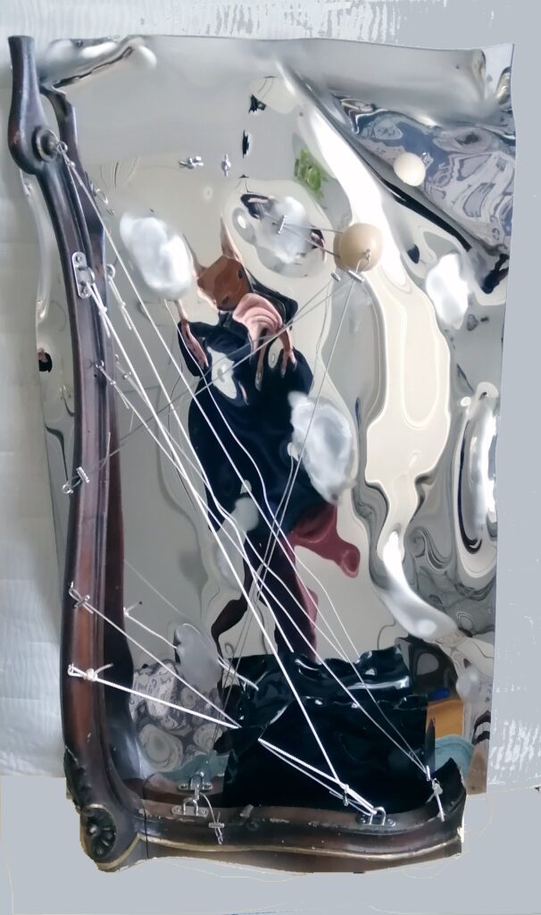 "Issa le vele che il mare affrontiamo, la Luna ce la portiamo" (22 marzo/ 16 aprile 2026) cm 50 x 90 Lastra di plexiglass a specchio termodeformato con inserita una struttura lignea, funi tiranti e lastra plexiglass nero deformato ed una sfera.