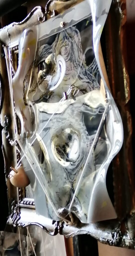 “Oltre” (30 marzo 2026) Digital painting su plexiglass termodeformato di cm 30 x 40 assemblata ad antica cornice dorata di cm 43 x 46 con fondo di plexiglass nero e intreccio di funi marinare