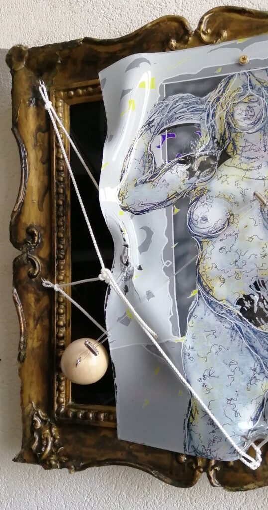 “Oltre” (30 marzo 2026) Digital painting su plexiglass termodeformato di cm 30 x 40 assemblata ad antica cornice dorata di cm 43 x 46 con fondo di plexiglass nero e intreccio di funi marinare