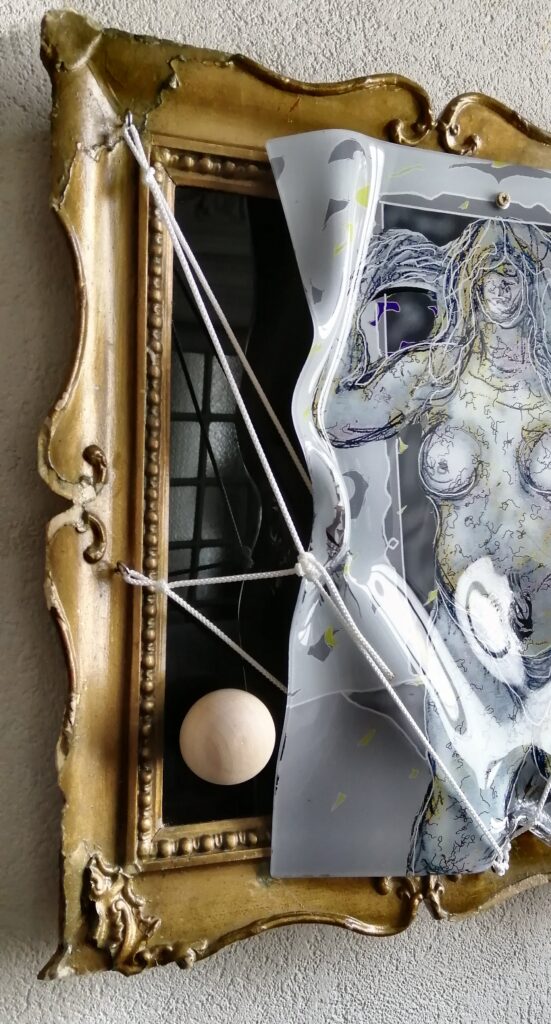 “Oltre” (30 marzo 2026) Digital painting  su plexiglass termodeformato di cm 30 x 40 assemblata ad antica cornice dorata di cm 43 x 46  con fondo di plexiglass nero e intreccio di funi marinare