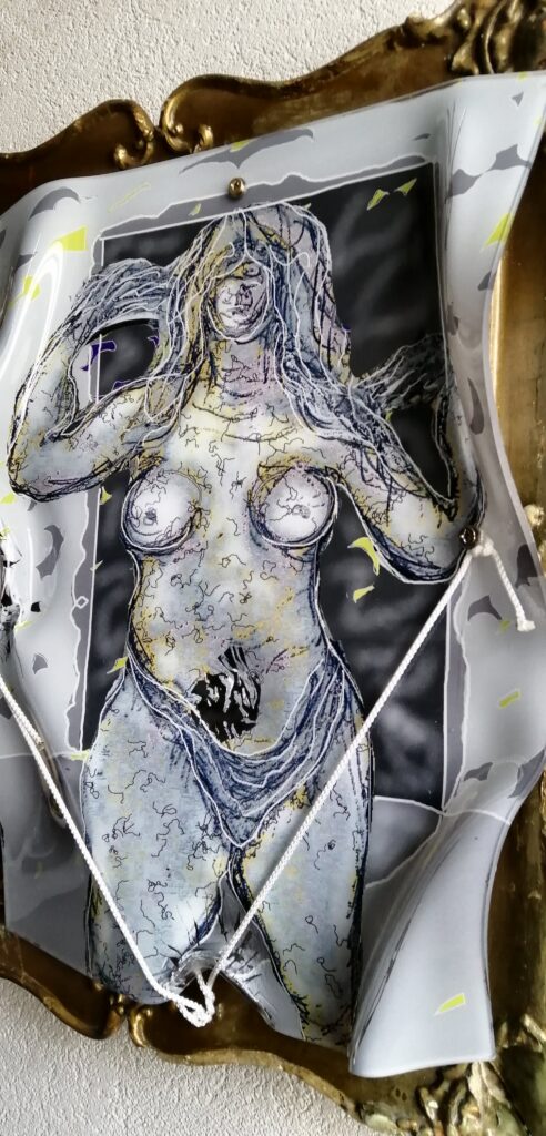 “Oltre” (30 marzo 2026) Digital painting su plexiglass termodeformato di cm 30 x 40 assemblata ad antica cornice dorata di cm 43 x 46 con fondo di plexiglass nero e intreccio di funi marinare