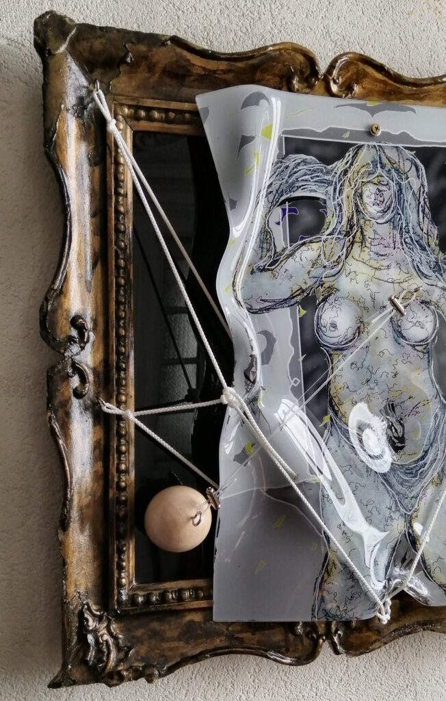 “Oltre” (30 marzo 2026) Digital painting su plexiglass termodeformato di cm 30 x 40 assemblata ad antica cornice dorata di cm 43 x 46 con fondo di plexiglass nero e intreccio di funi marinare